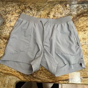 Men’s lululemon license to train shorts. Linerless 5”
